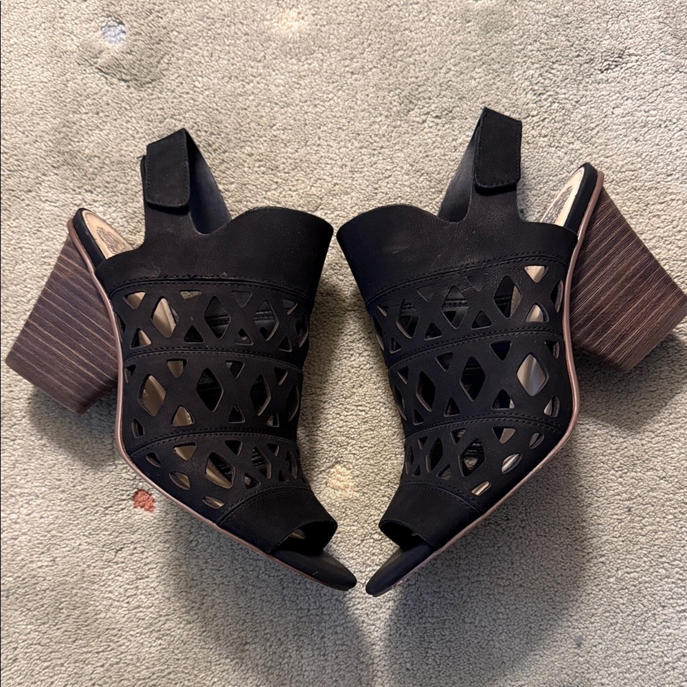 Vince Camuto Black VC-Deverly Heels. SZ9